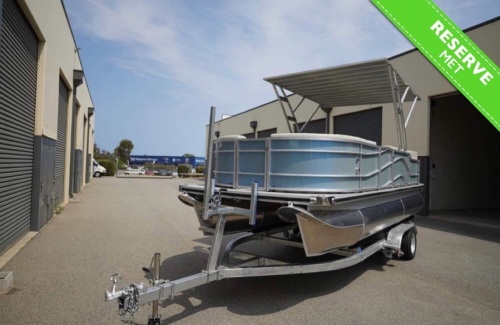 Beautiful as new pontoon boat on new trailer