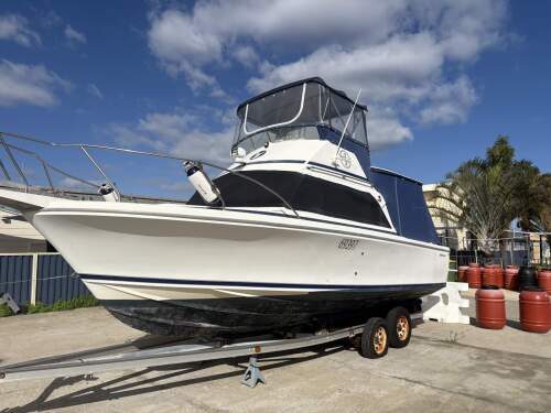 Bertram 25 Flybridge With a 2017 motor, leg combo